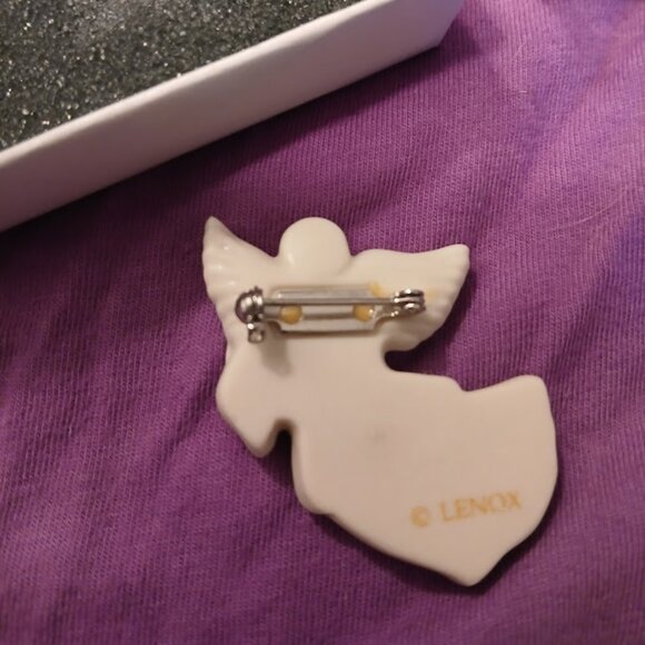 LENOX Angel with Harp Brooch Pin Ivory Gold Ceramic Holiday Gift Hand-crafted - Picture 4 of 4